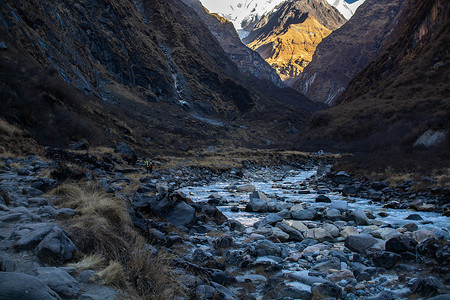 绿色山峰背景摄影照片_纳帕尔喜马拉雅山脉的山峰
