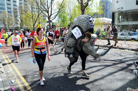 趣味英语兴趣摄影照片_2012 年 4 月 22 日伦敦马拉松的趣味跑者