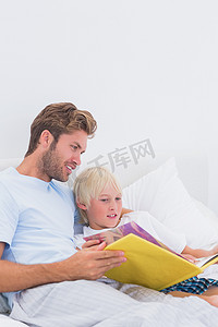 父亲给他可爱的儿子读故事