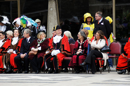 珍珠鼠摄影照片_2010 年 9 月 26 日在伦敦金融城举行的珍珠国王和皇后丰收节上的市长们