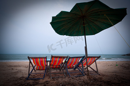 带伞的沙滩椅
