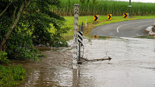 热带强降雨导致溪路洪水泛滥