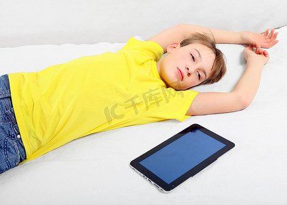 疲倦的孩子与平板电脑