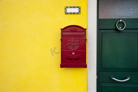 带红色信箱的门