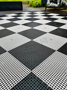 线条国际象棋摄影照片_在商业广场的黑白塑料棋盘