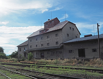 青海西藏铁路摄影照片_铁路上有涂鸦的旧空房子
