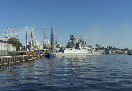 军舰摄影照片_城内港口停泊着军舰和帆船。