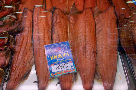 海鲜市场陈列柜中的红鱼。