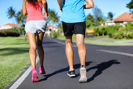 跑步者在路上奔跑 — 运动员腿部的特写，他们一起进行有氧短跑训练