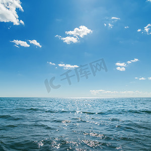 深蓝色蓝色摄影照片_深蓝色的大海和深蓝色的天空与云
