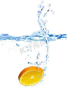 新鲜的橙子掉进水里飞溅