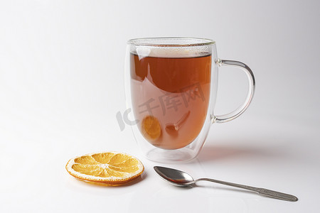 泡水喝摄影照片_白色背景中带红茶的玻璃保温杯