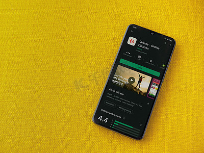 app页面摄影照片_Udemy 应用程序在黑色移动智能显示器上播放商店页面