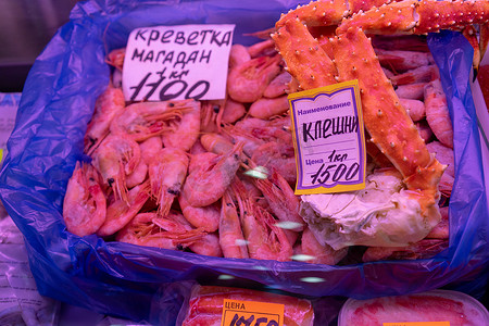 海鲜市场陈列柜中的螃蟹和虾。