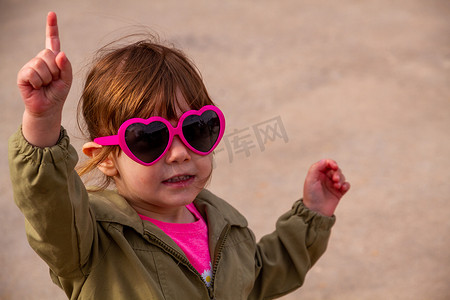 戴着粉色心形太阳镜的可爱宝宝