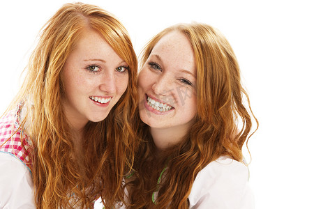 两个快乐的红发巴伐利亚打扮女孩