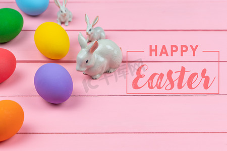 装饰彩蛋摄影照片_复活节彩蛋，带装饰彩蛋的小兔子家庭