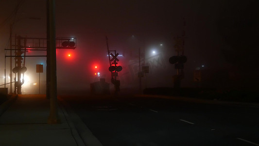 低层摄影照片_美国加利福尼亚州 VISTA - 2020 年 1 月 24 日：海洋层，夜间车道十字路口的浓雾。