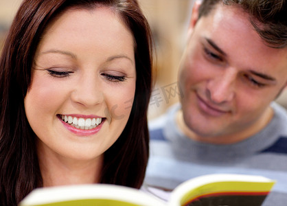 一对面带微笑的学生正在读书的特写镜头
