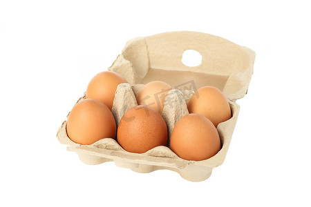 白色背景纸盒中的生鸡蛋很少