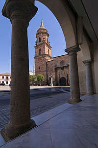 西班牙安达卢西亚哈恩省安杜哈尔市政厅旁的西班牙广场圣米格尔教堂