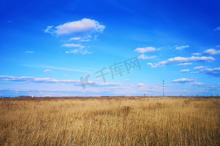 俄罗斯村庄上空蓝天中的大片白云