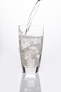 泡水喝摄影照片_涌入玻璃的苏打水