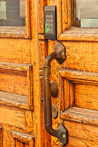 旧木门，带现代密码开启器