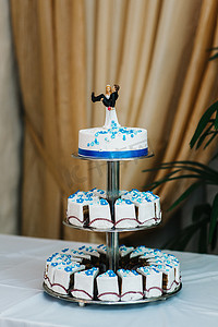 新婚夫妇婚礼上的结婚蛋糕
