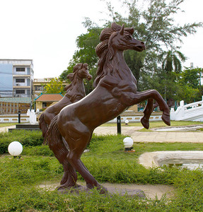 公园里孤立的马青铜雕像