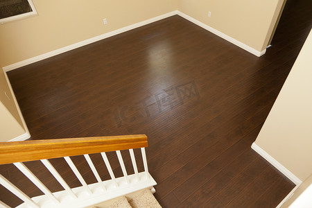 家里新安装的棕色复合地板和底板