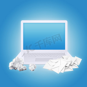 白色褶皱纸摄影照片_笔记本电脑皱巴巴的纸和信封