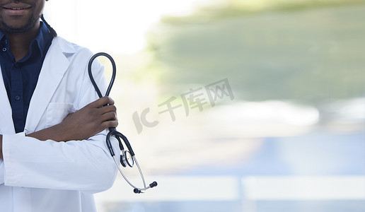 医生、男人和手用听诊器进行医疗保险、心脏病学或背景模糊的检查。