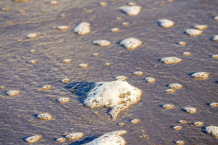 有鹅卵石和浪花的沙滩