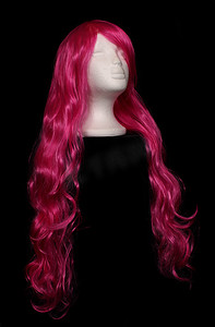 人体模型上长长的粉红色漫画风格假发