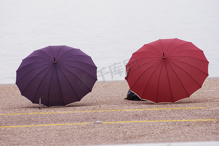 塞萨洛尼基的紫色和红色雨伞