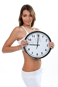 穿着白色内衣的女人，时钟显示 9 点钟