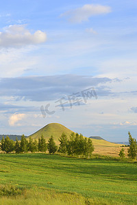 农村风景摄影照片_与山的夏天风景