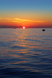 海景日出第一个太阳橙色在蓝色海