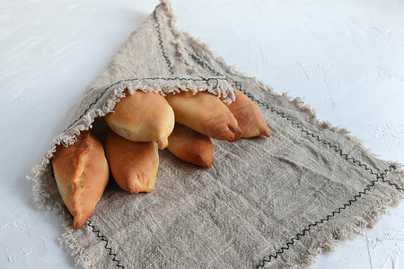 迷你风格摄影照片_俄罗斯风格的自制小苹果馅饼。