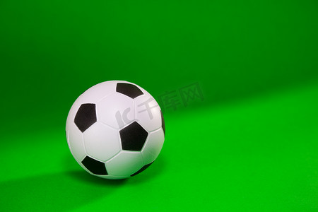 在绿色背景的小足球