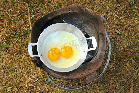 在野营炉子上煮熟的鸡蛋