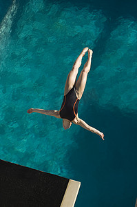 泳衣很土摄影照片_空中跳水女游泳运动员的高视角