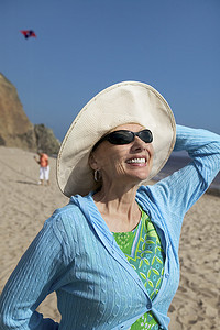 在海滩上戴夏季帽子的女人