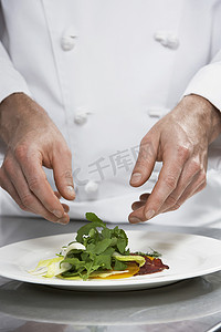 一位男厨师在厨房准备沙拉的特写中段