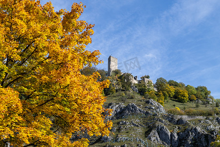 德国巴伐利亚马克特埃辛的兰德克城堡废墟秋季，前景是五彩树
