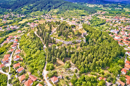 达尔马提亚腹地要塞山鸟瞰 Sinj 镇