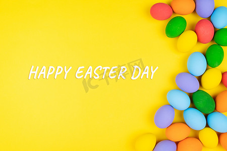 复活节那天，黄色背景上装饰着彩蛋