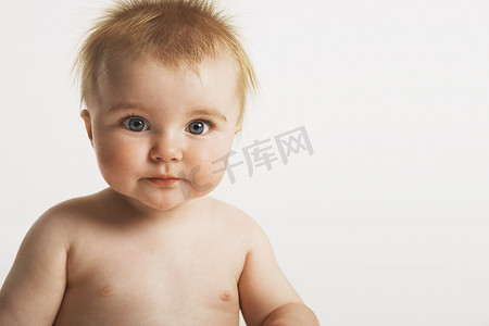 可爱婴儿背景摄影照片_白色背景中带姜黄色头发的可爱婴儿的特写肖像