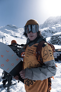 和世界一起说爱你摄影照片_Blake Moller 于 2021 年冬季在安道尔的 Ordino Alcalis 参加 2021 年自由滑雪世界巡回赛第 2 步比赛。